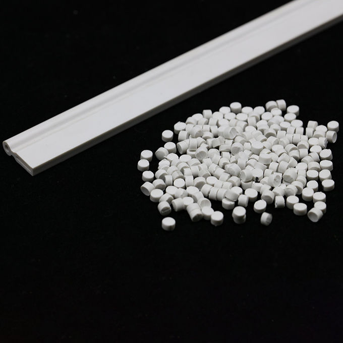 i granelli di plastica bianchi del PVC 1.6g/cm3 hanno espulso prodotto 2