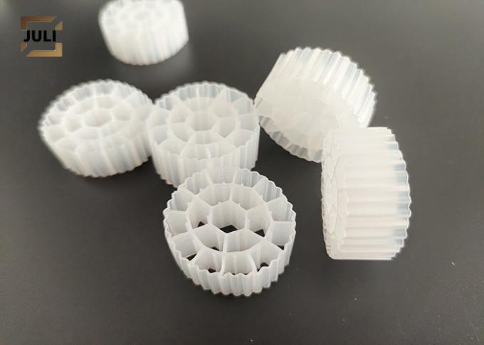 Reattore a biofilm bianco 25x10mm del letto mobile dell'HDPE del vergine di colore per lo stagno di pesce 0