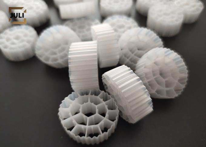 Reattore a biofilm bianco 25x10mm del letto mobile dell'HDPE del vergine di colore per lo stagno di pesce 1